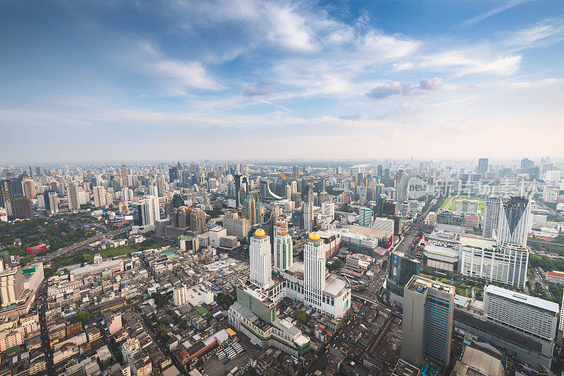 全景城市景观商业区(baiyok, Ratchaprarop, patunam曼谷，泰国)鸟瞰高层建筑在黄昏